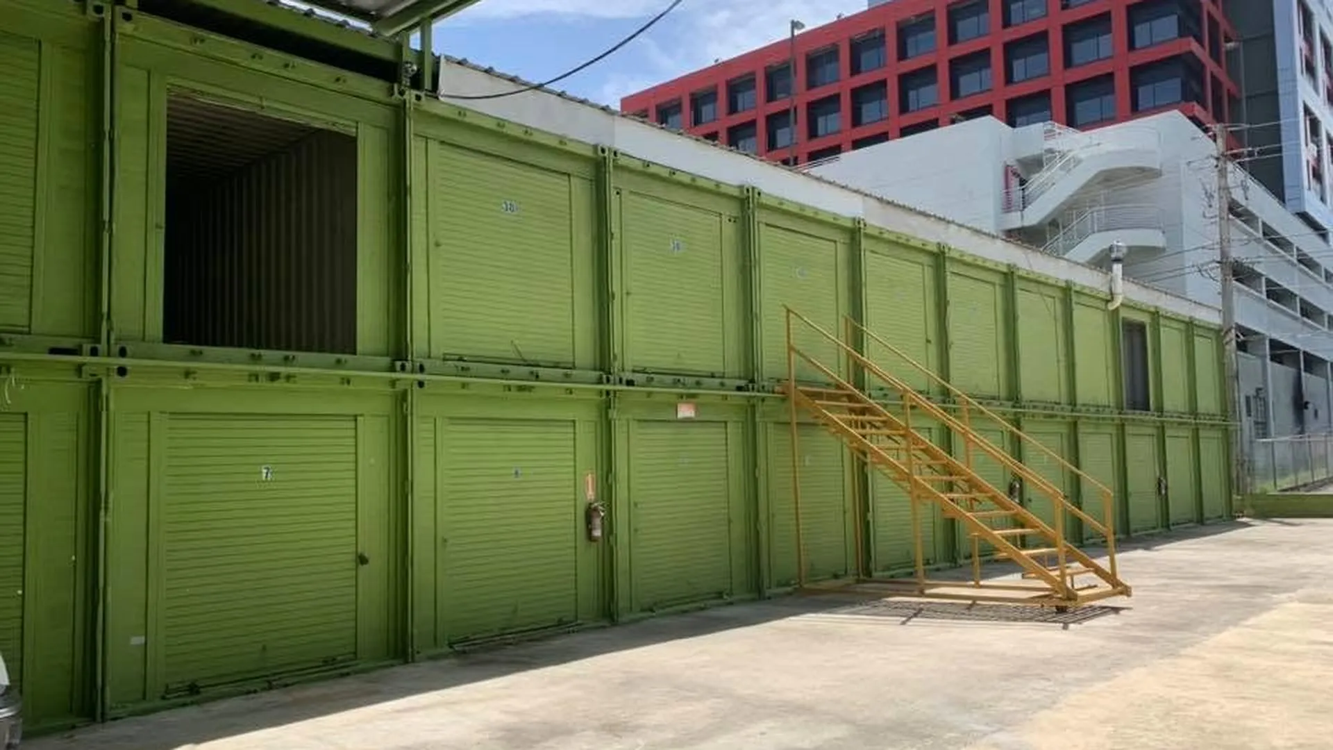 Fachada de Caparra Self Storage en la Urb. Industrial Mario Juliá, San Juan, con los portones de las unidades a la vista