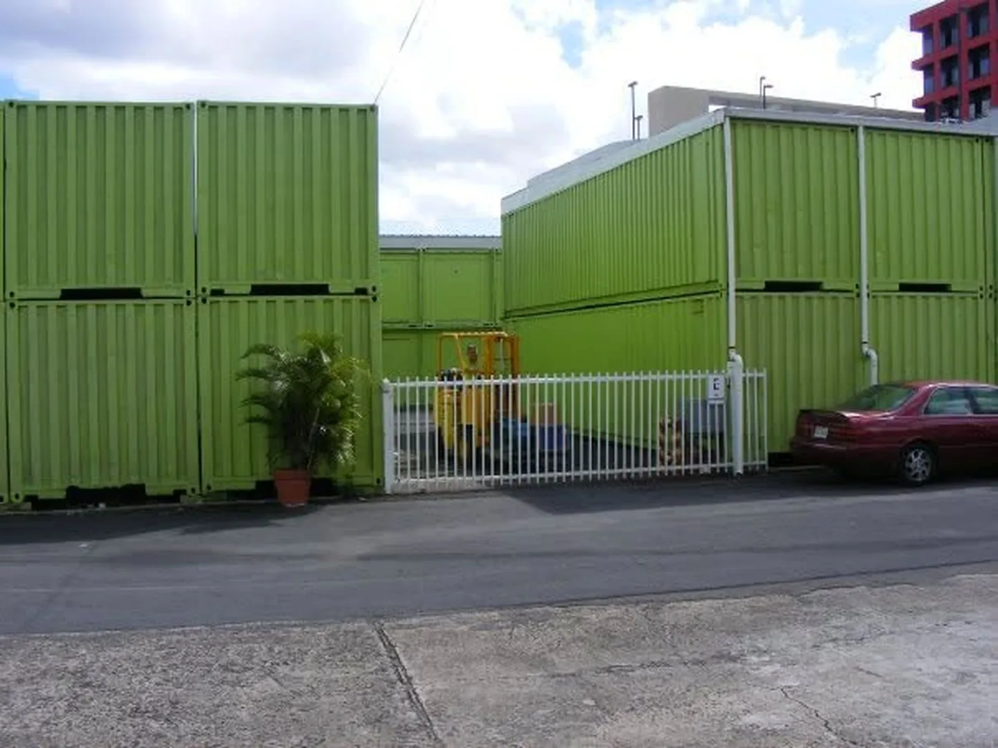 Pasillo interior de Caparra Self Storage con los portones de las unidades cerrados